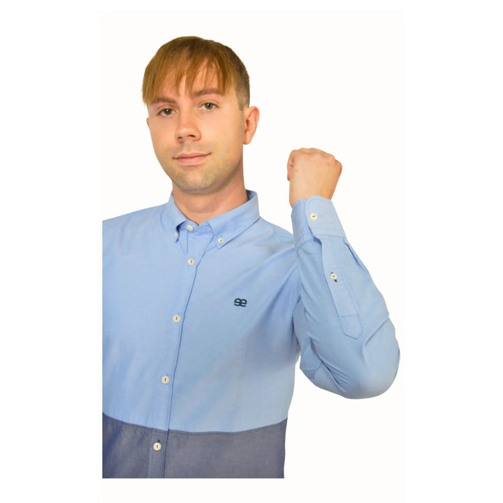 Camisa azul bicolor para hombre de EE Exclusive, detalle del puño levantado sobre fondo blanco.