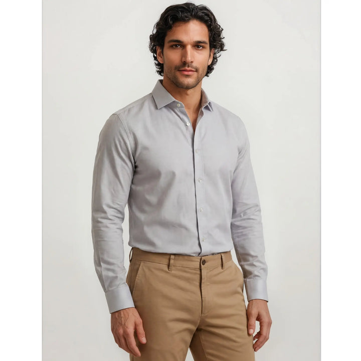 Hombre con camisa azul clara y pantalón beige en un look masculino elegante y sofisticado