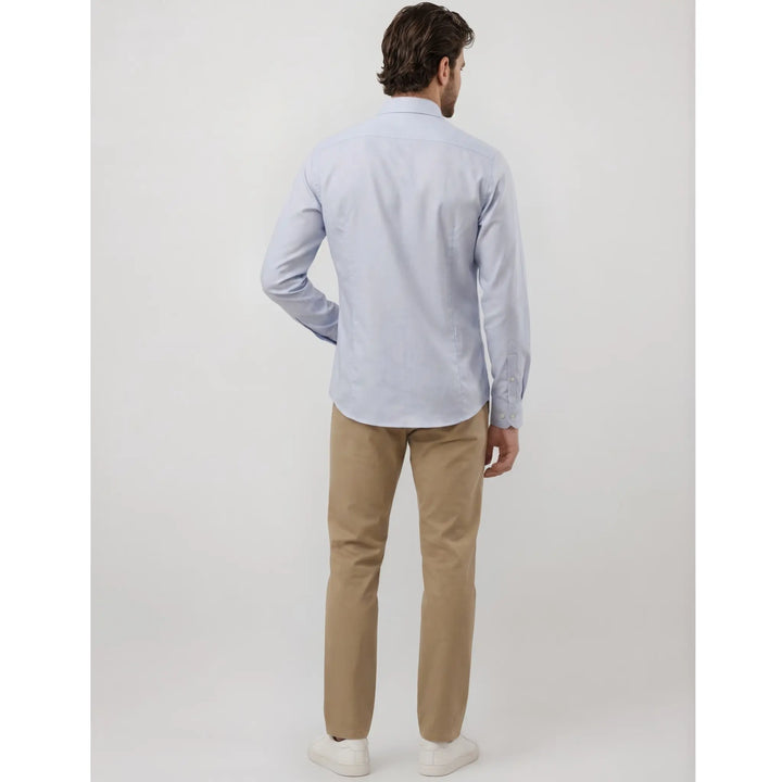 Parte trasera de camisa azul clara para hombre con corte elegante y estilo minimalista