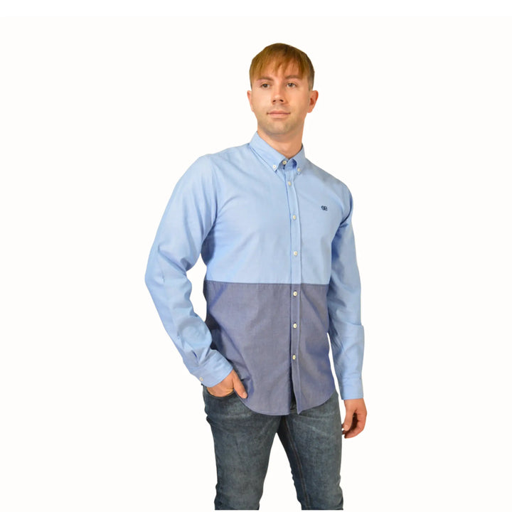 Camisa azul claro bicolor para hombre de EE Exclusive, estilo elegante y fondo blanco.
