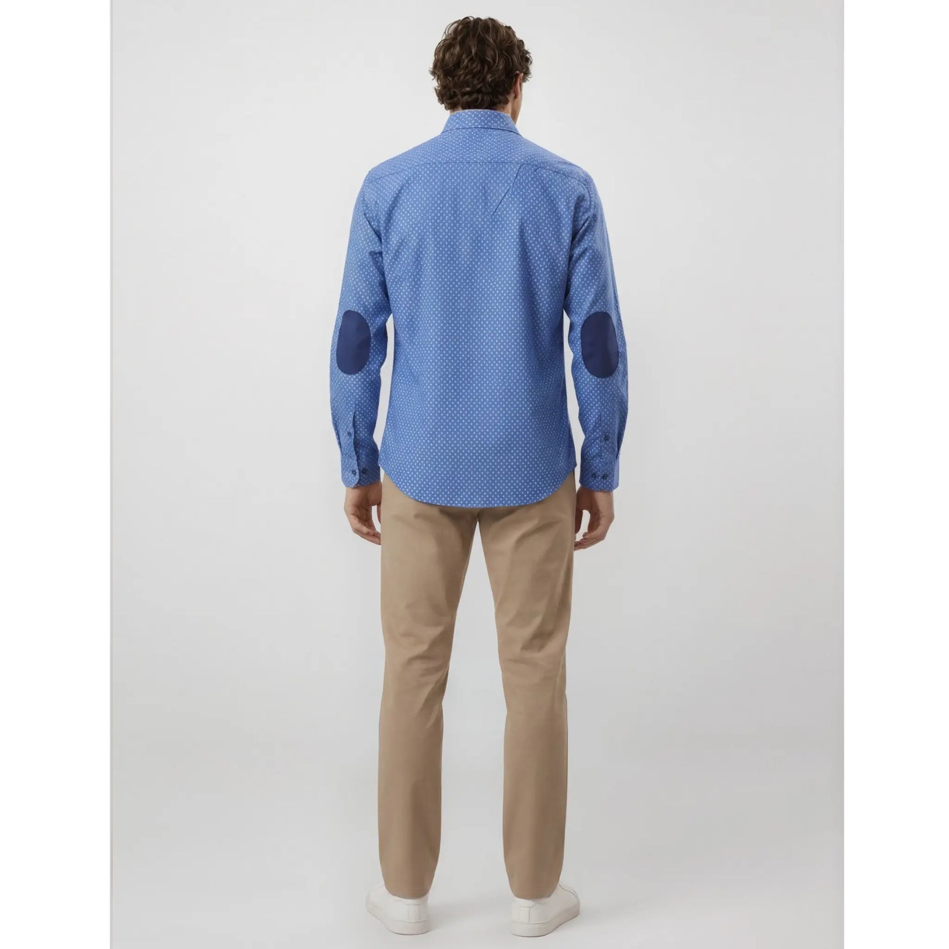 Parte trasera de camisa azul estampada para hombre con diseño elegante y fit entallado