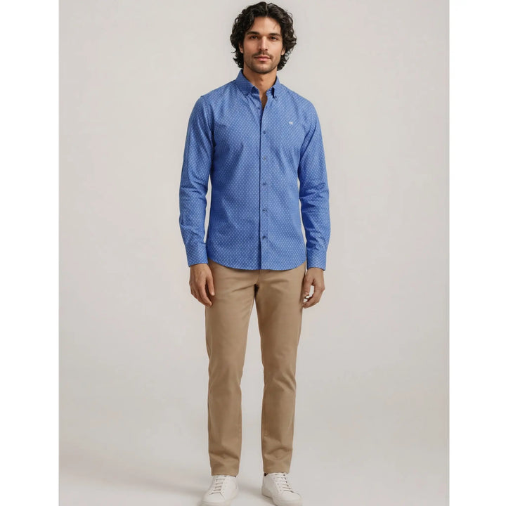 Hombre con camisa azul de manga larga en un outfit masculino sofisticado y moderno