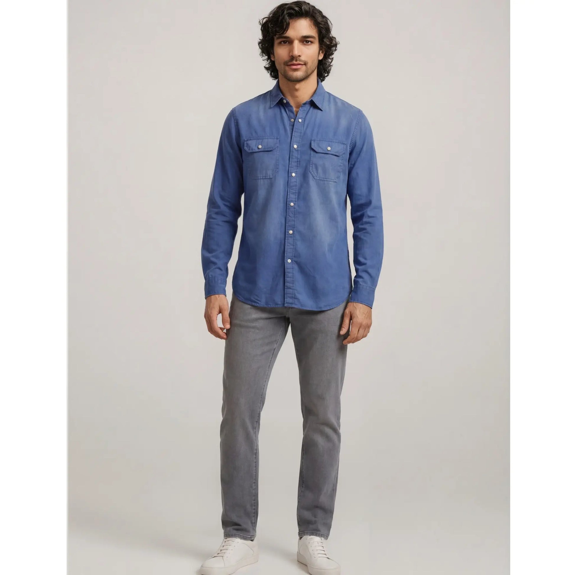 Camisa azul para hombre combinada con pantalón gris claro y zapatillas blancas en estilo casual elegante