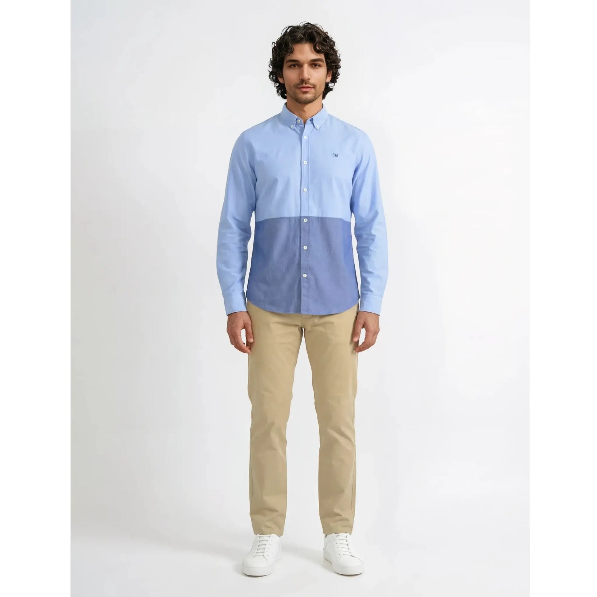 Outfit hombre con camisa azul bicolor y pantalon beige combinacion facil para vestir con estilo sin complicaciones