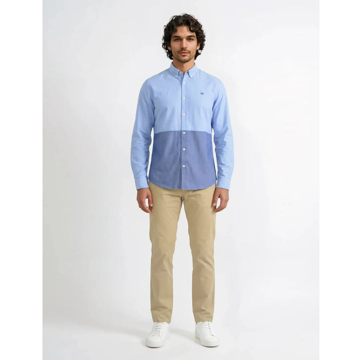 Camisa azul bicolor hombre con pantalón beige outfit casual elegante