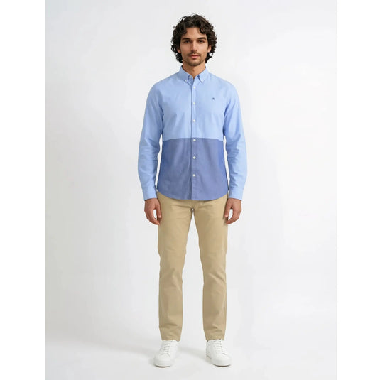 Camisa azul bicolor hombre con pantalón beige outfit casual elegante