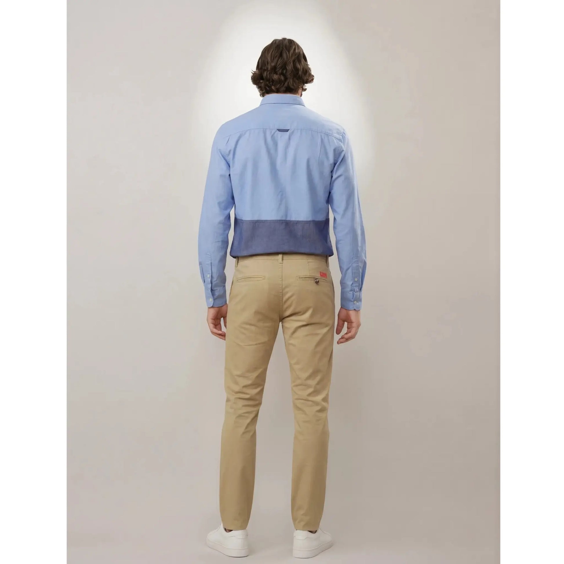 Vista trasera camisa azul para hombre con ajuste regular comodo y caida natural del tejido