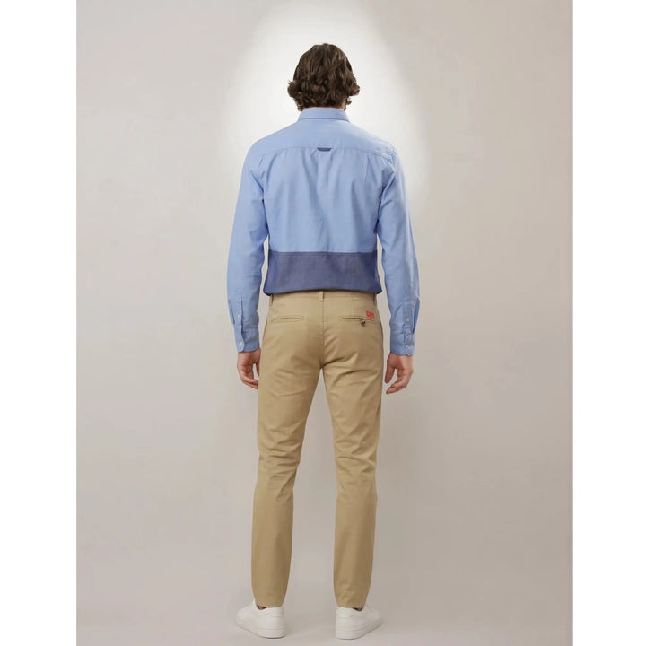 Vista trasera camisa azul bicolor hombre ajuste regular y caída natural