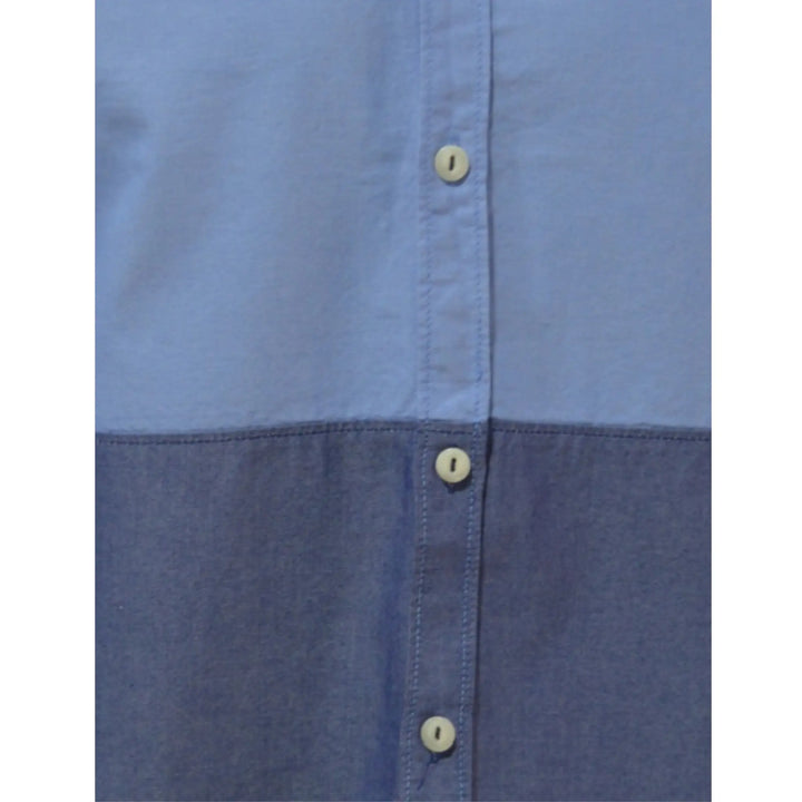 Detalle tejido camisa bicolor azul hombre textura suave algodón