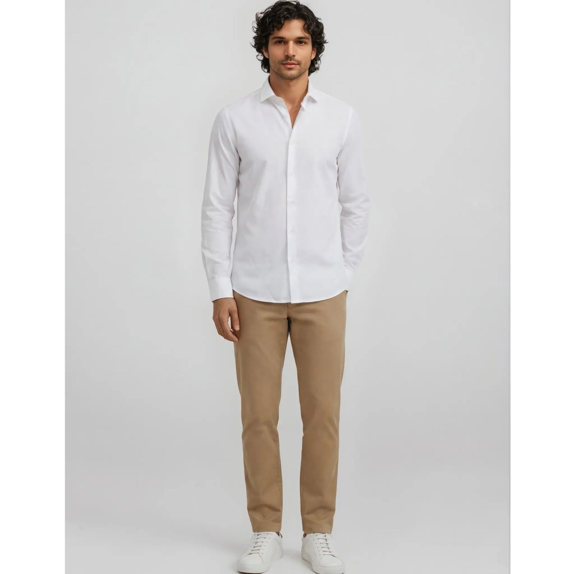 Hombre con camisa blanca de manga larga en un outfit masculino sofisticado y urbano