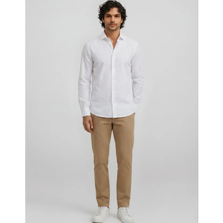 Hombre con camisa blanca de manga larga en un outfit masculino sofisticado y urbano