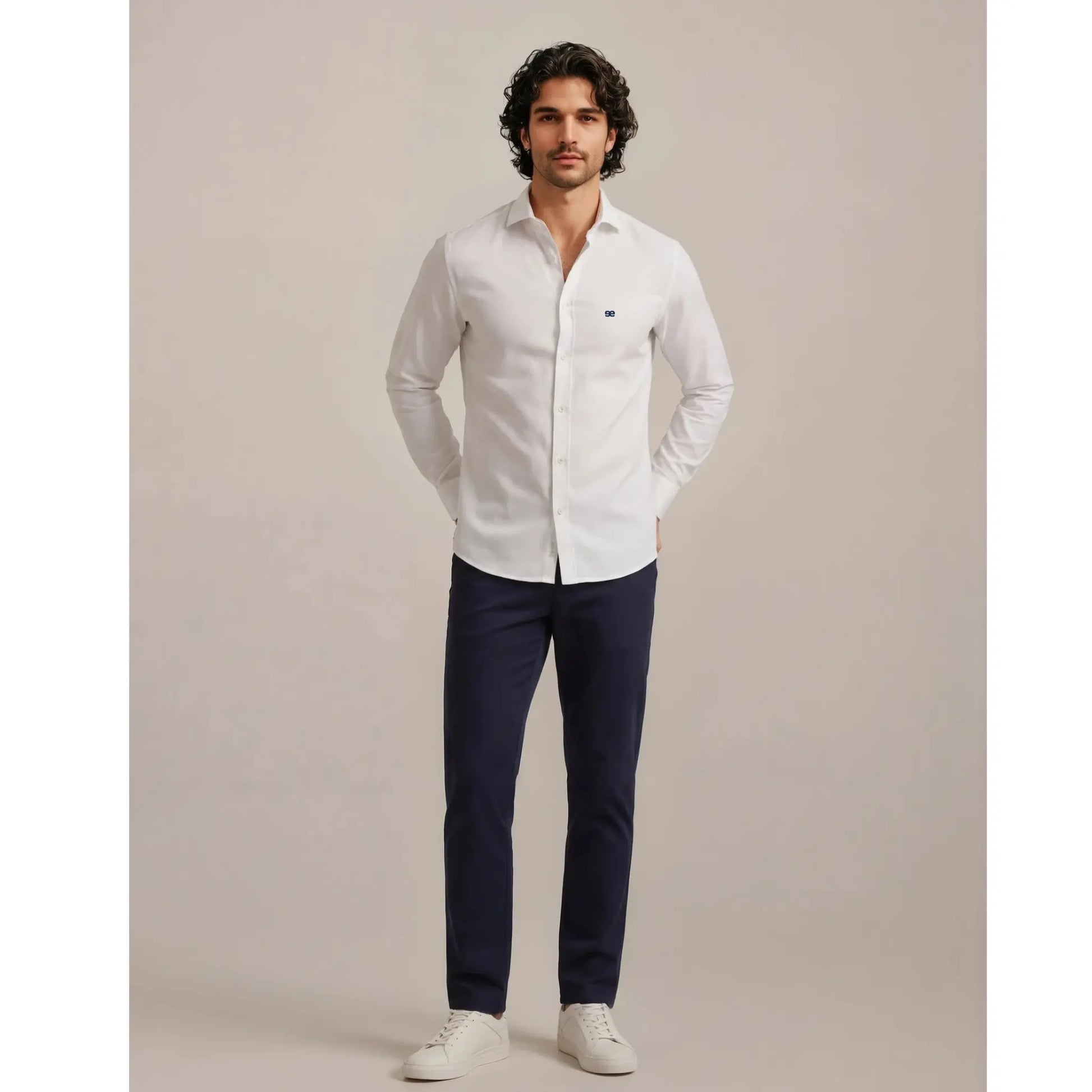outfit hombre camisa blanca slim fit combinada con pantalon azul look elegante y moderno