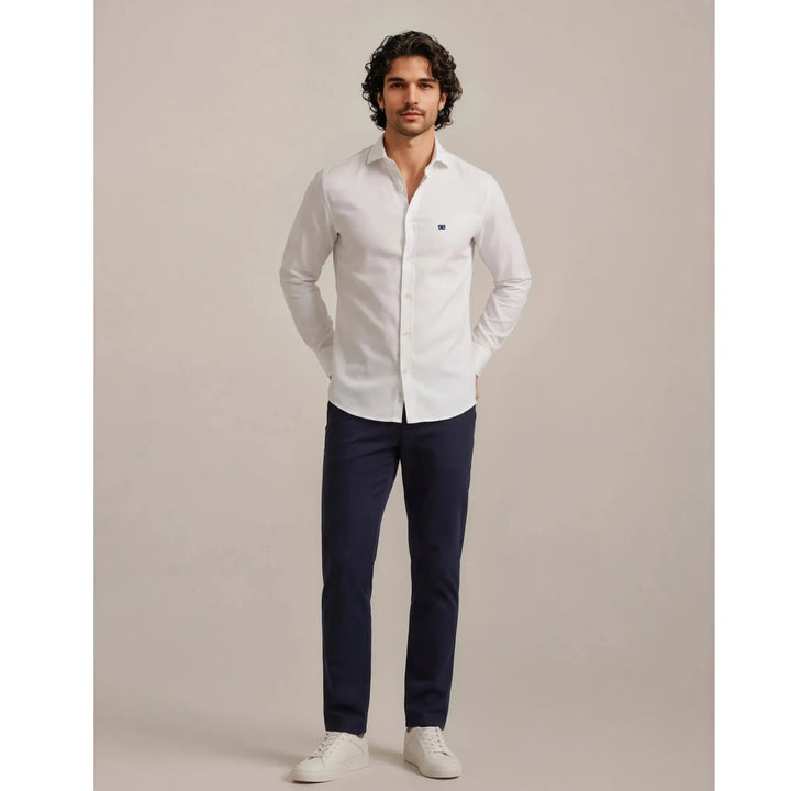 camisa blanca slim fit hombre combinada con pantalón azul, look elegante y versátil para uso diario EE Exclusive