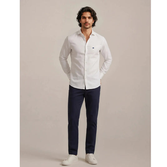 camisa blanca slim fit hombre combinada con pantalón azul, look elegante y versátil para uso diario EE Exclusive