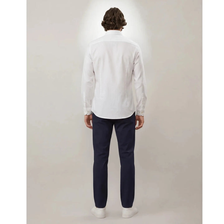 camisa blanca slim fit hombre vista trasera, ajuste limpio y caída natural para look elegante EE Exclusive