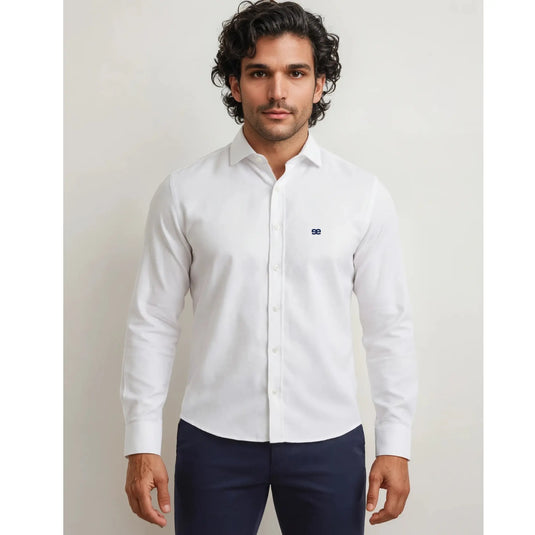 camisa blanca slim fit hombre de algodón con logo bordado en el pecho, look elegante y versátil para uso diario EE Exclusive