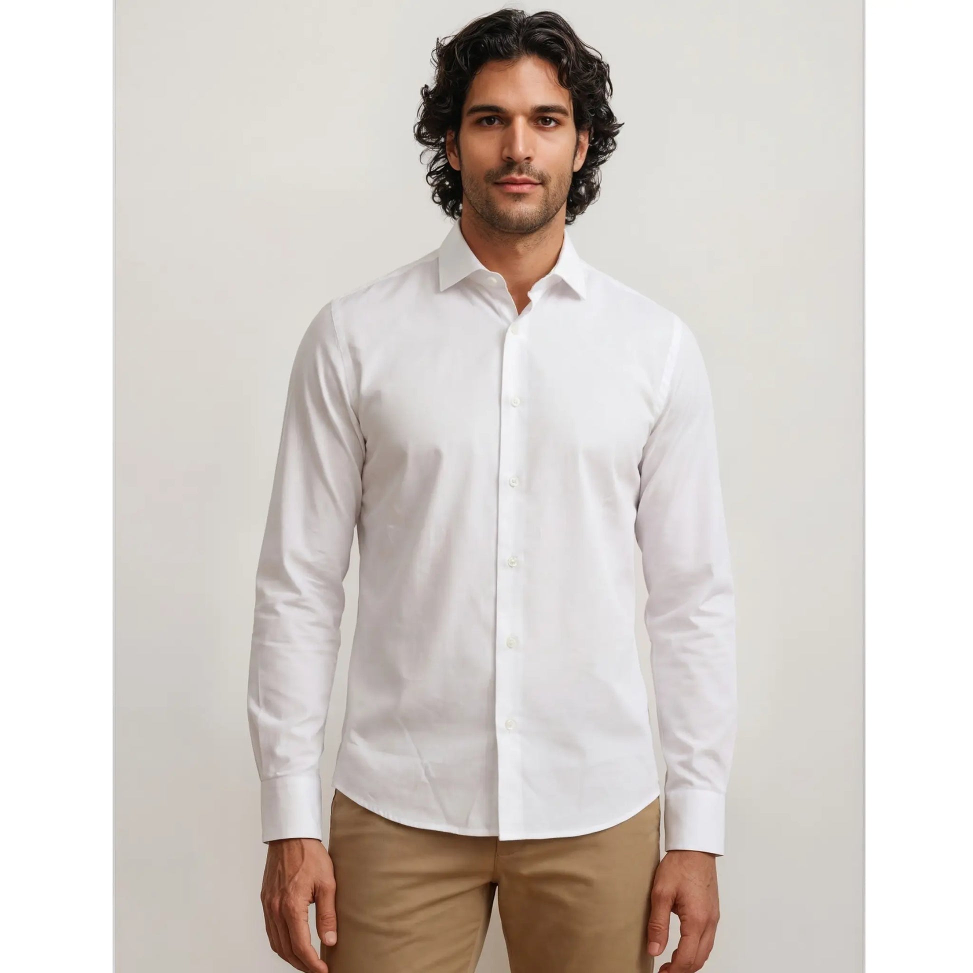 Hombre con camisa blanca slim fit y pantalón beige en un look elegante y minimalista