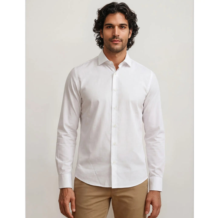 Hombre con camisa blanca slim fit y pantalón beige en un look elegante y minimalista