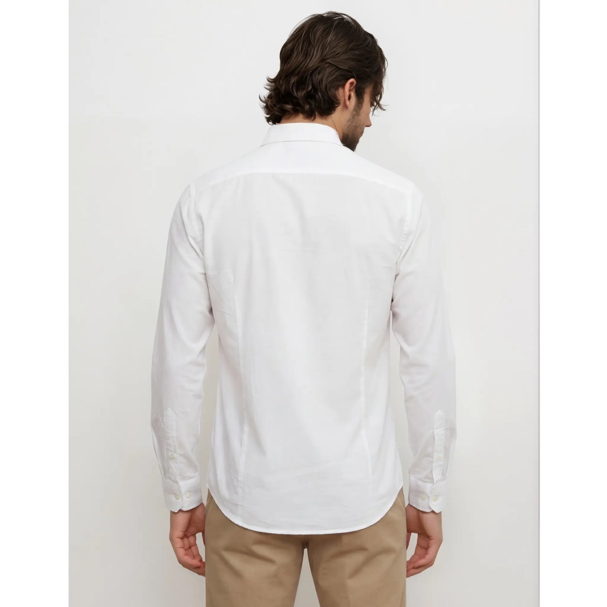 Parte trasera de camisa blanca slim fit para hombre con corte elegante y diseño minimalista