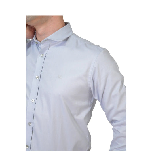 Detalle del logo bordado tono sobre tono en camisa azul Hefesto