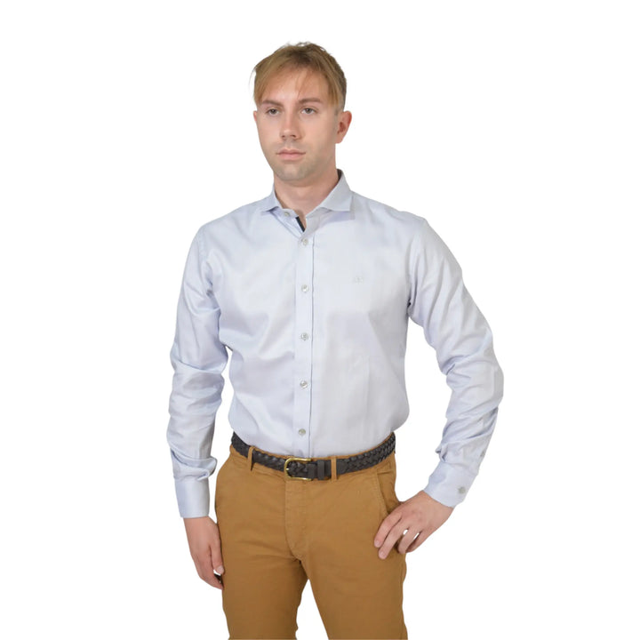 Camisa azul clara para hombre de frente con botones visibles