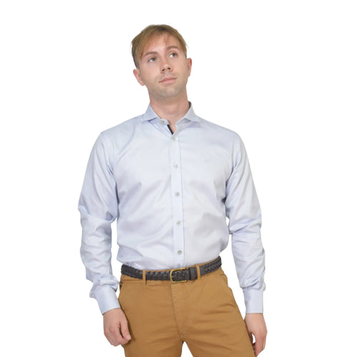 Camisa azul clara de hombre vista frontal, modelo Hefesto