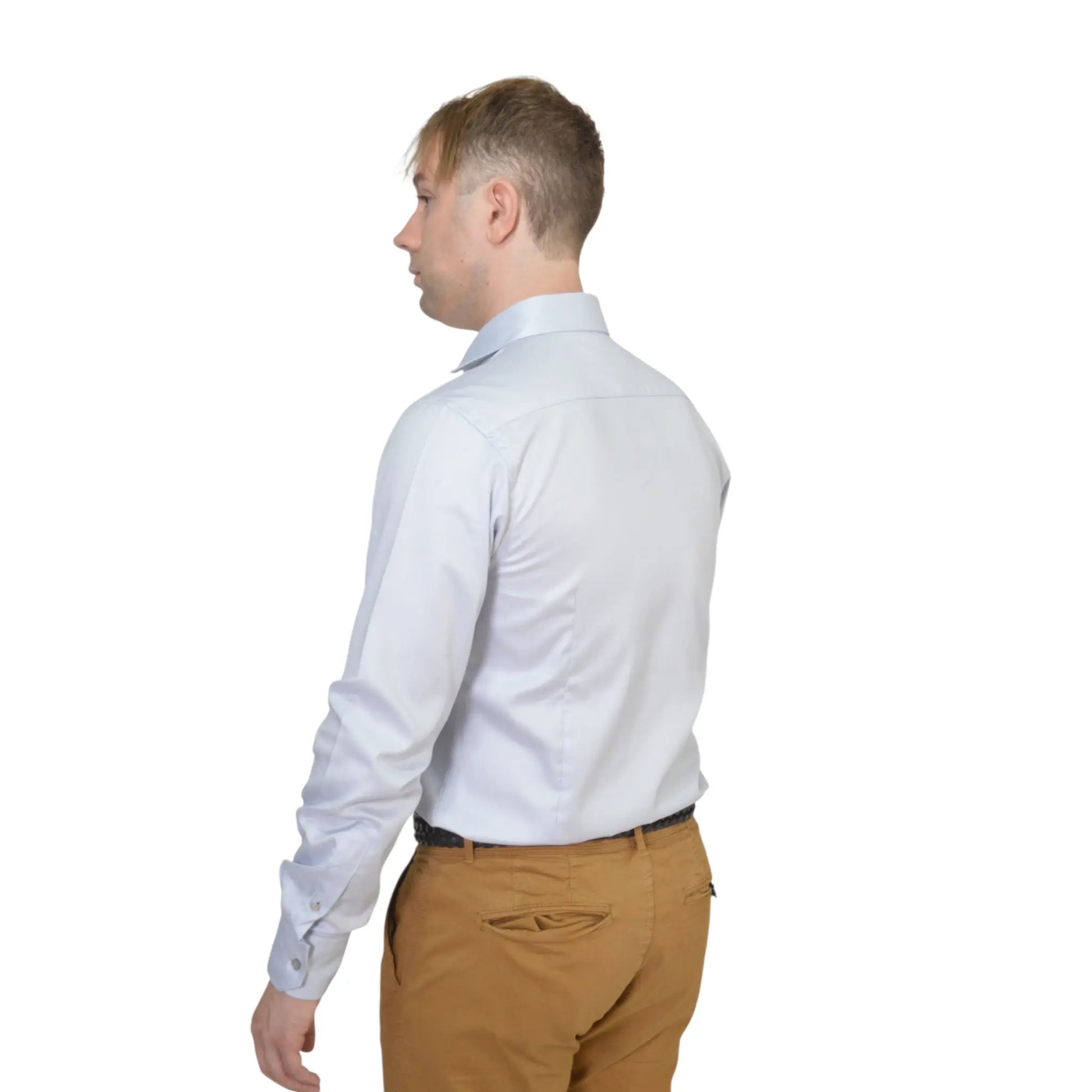 Vista lateral y espalda de camisa azul clara para hombre