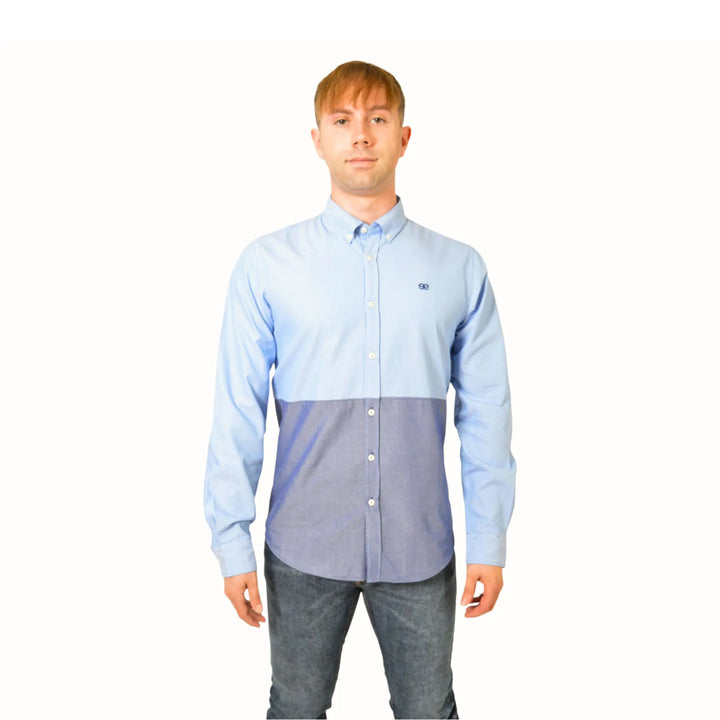 Camisa azul claro para hombre de EE Exclusive, diseño elegante con detalle bicolor y fondo blanco