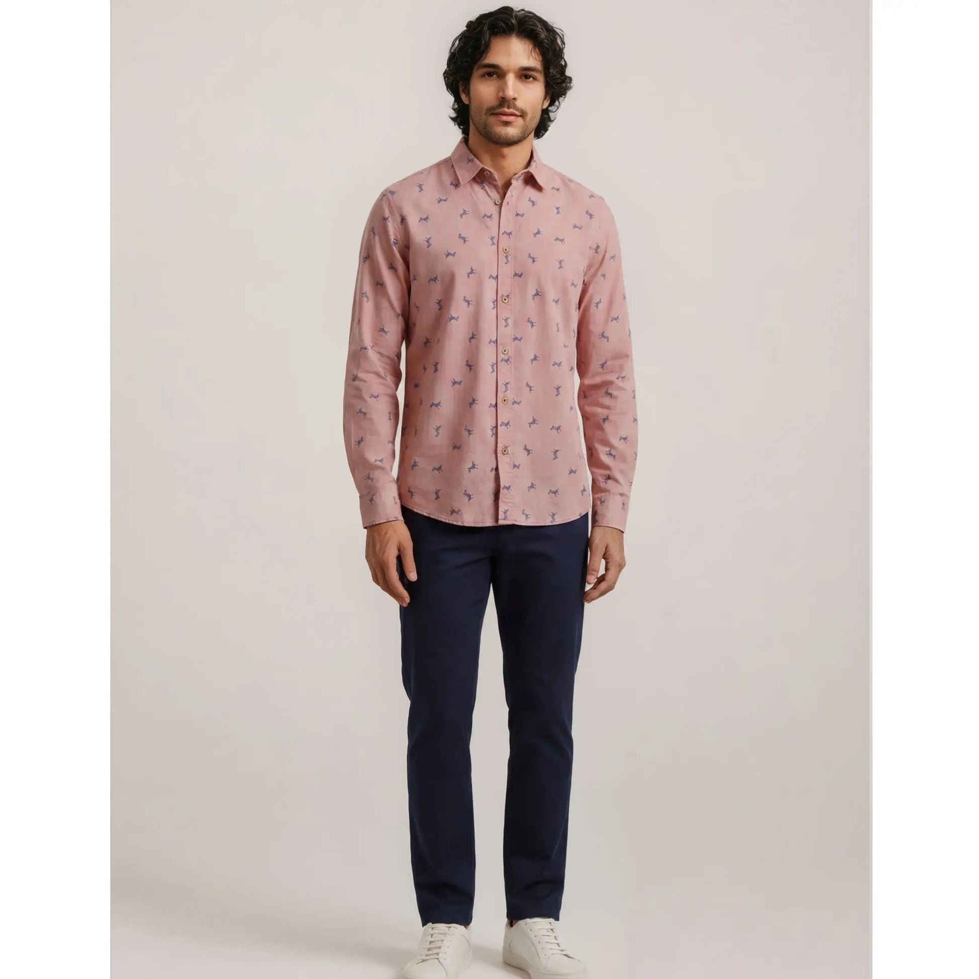Hombre con camisa Kepler rosa estampada con cebras combinada con pantalón azul marino