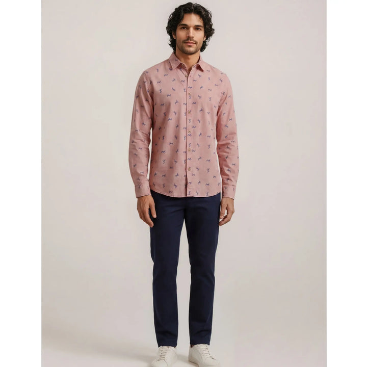 Hombre con camisa Kepler rosa estampada con cebras combinada con pantalón azul marino