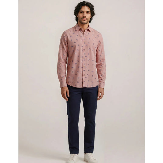Hombre con camisa Kepler rosa estampada con cebras combinada con pantalón azul marino