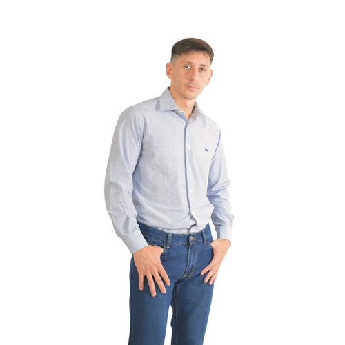 Modelo vistiendo camisa Oregon de hombre en azul con cuadros vichy