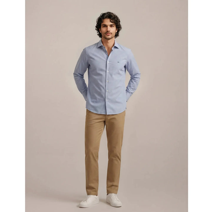 Look completo con camisa Oregon de hombre en cuadros vichy azul combinada con pantalón beige estilo elegante casual