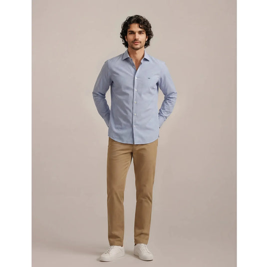 Look completo con camisa Oregon de hombre en cuadros vichy azul combinada con pantalón beige estilo elegante casual