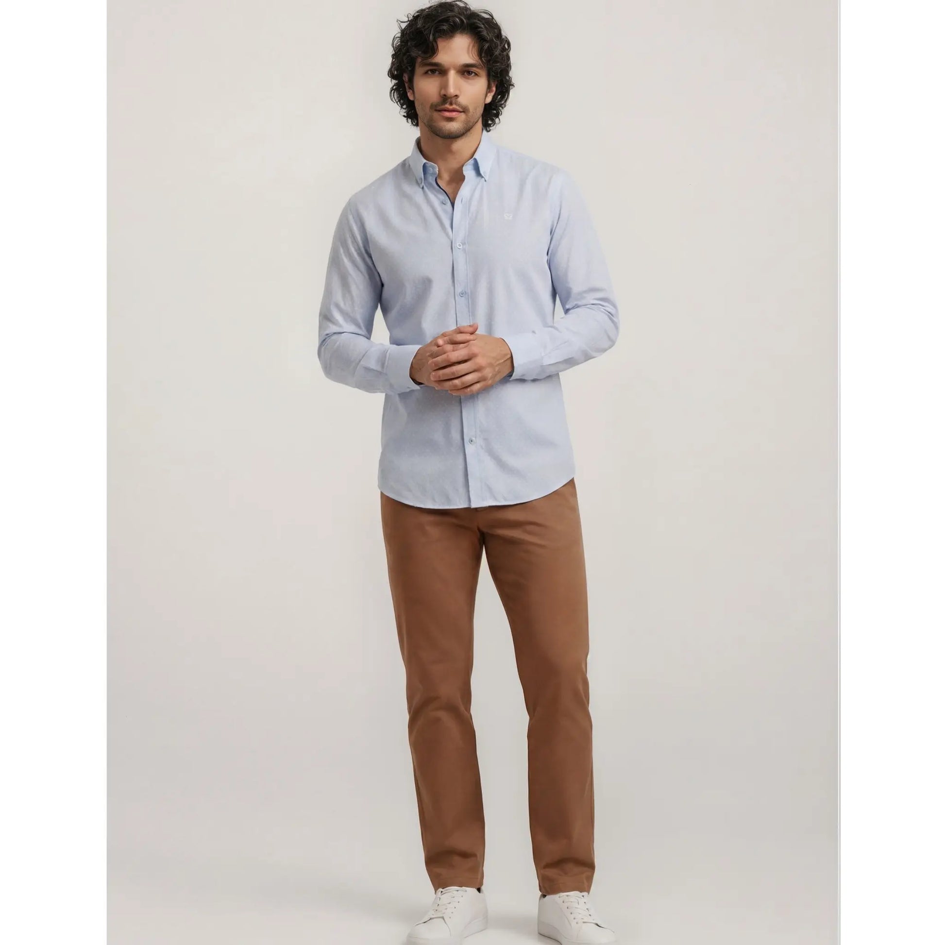 Hombre con camisa Pakal azul estampada combinada con pantalón camel