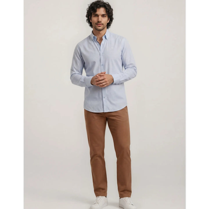 Hombre con camisa Pakal azul estampada combinada con pantalón camel