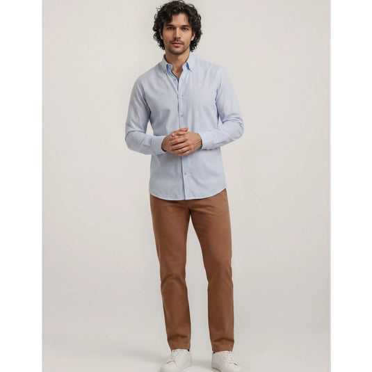 Hombre con camisa Pakal azul estampada combinada con pantalón camel