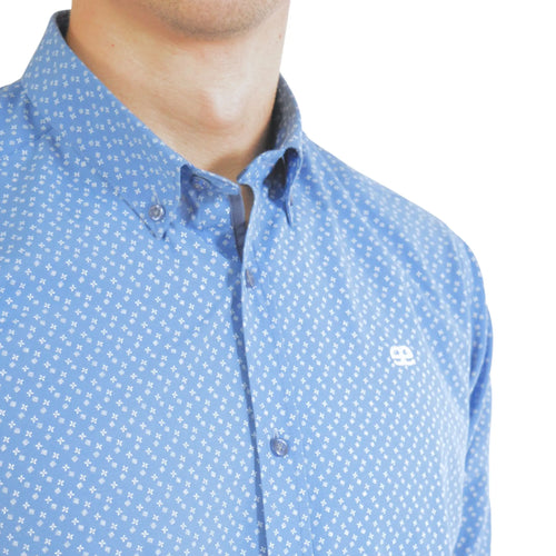 Detalle camisa Pakal hombre azul con patrón microestrellas, cuello con botones y logo bordado