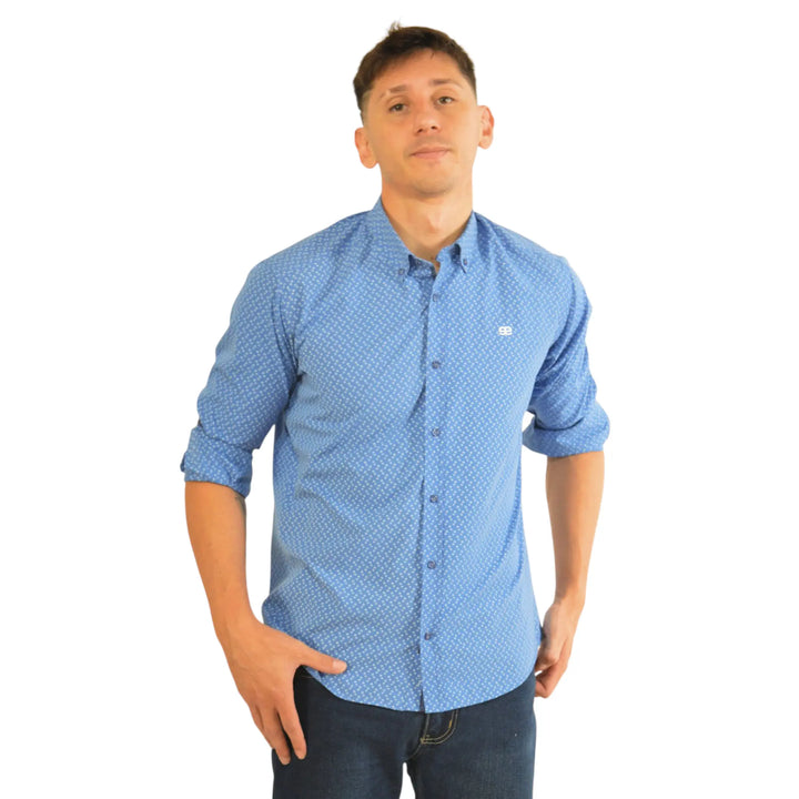Modelo con camisa Pakal azul slim fit para hombre, estilo urbano premium de EE Exclusive.