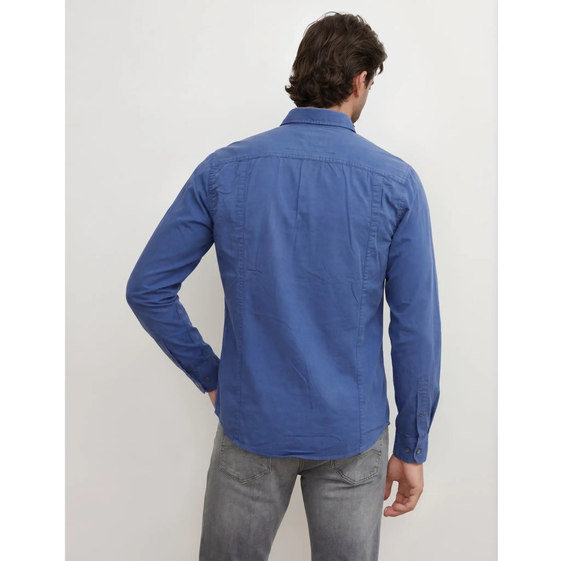 Vista trasera de camisa vaquera azul para hombre con corte moderno y estilo urbano premium