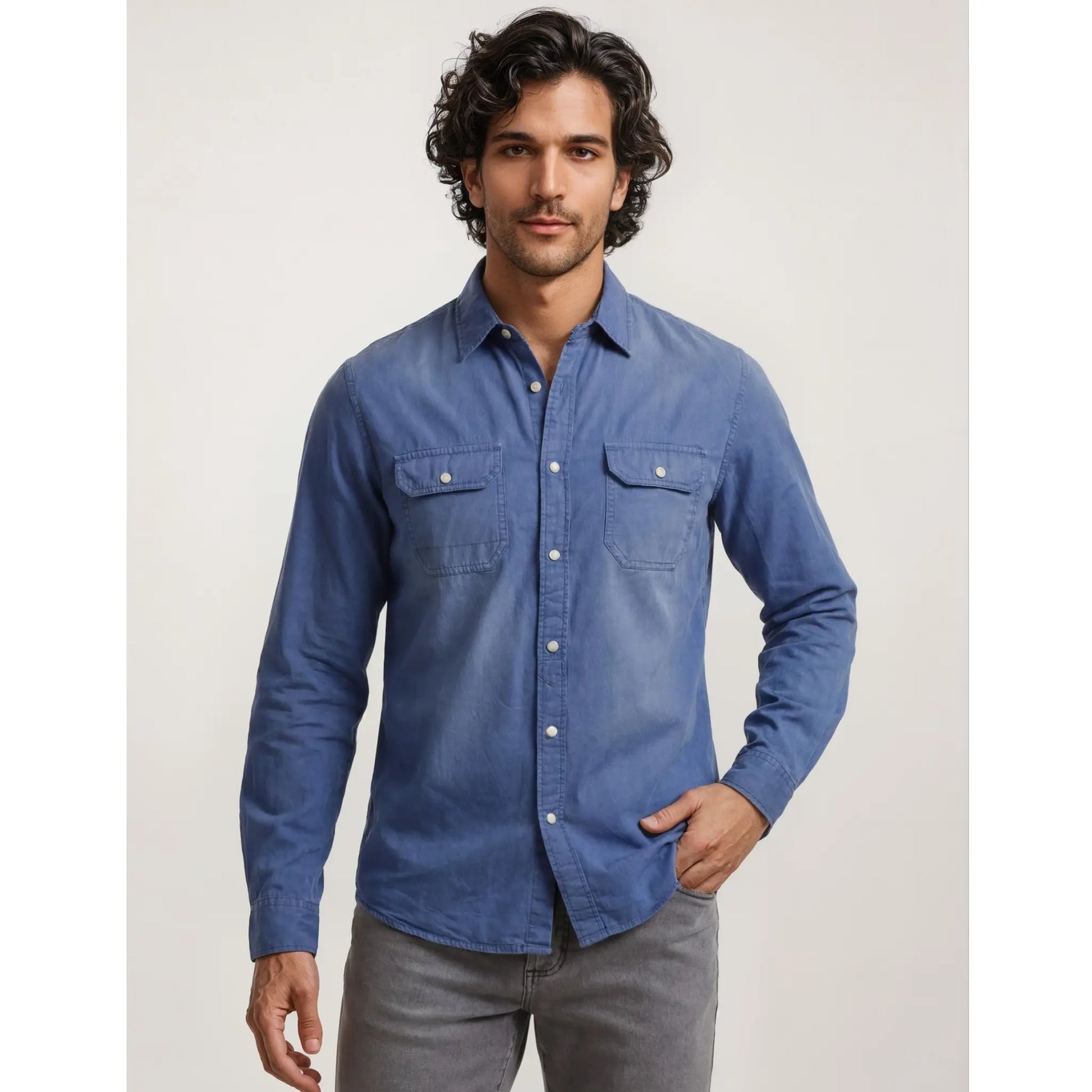 Hombre con camisa vaquera azul para hombre y pantalón gris claro en look masculino elegante y urbano