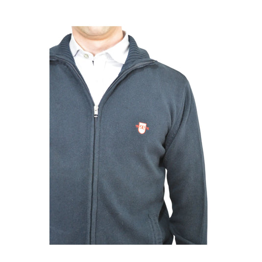 Detalle del cardigan Bangui azul marino de EE Exclusive con logo bordado