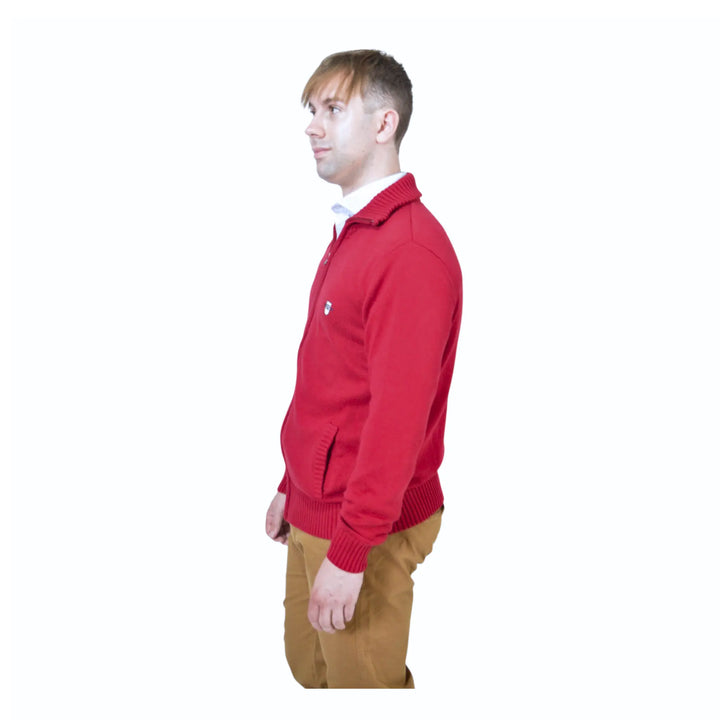 Cárdigan rojo para hombre EE Exclusive visto de lado, con cremallera y cuello alto.