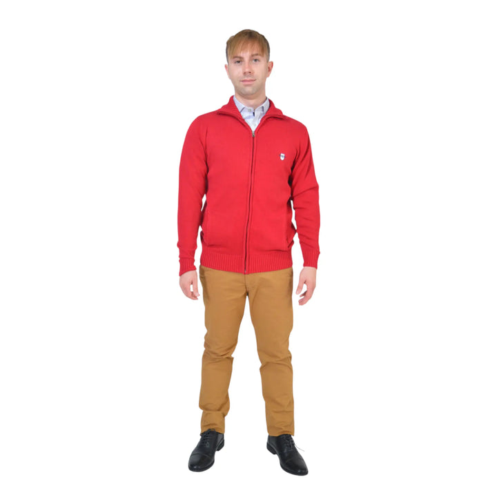 Cárdigan rojo para hombre EE Exclusive combinado con pantalón beige, look urbano y sofisticado.