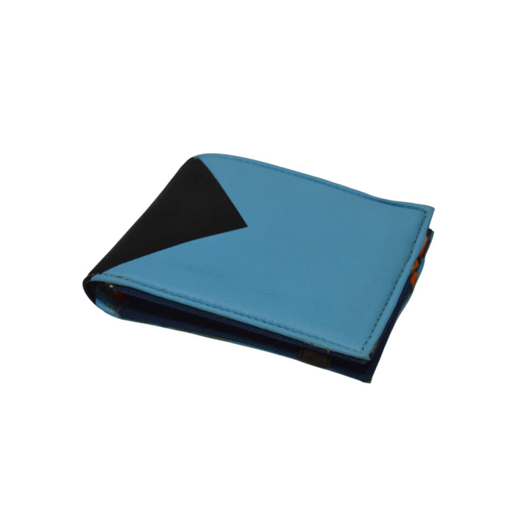 Cartera azul y negra de cuero modelo West para hombre vista en perspectiva lateral