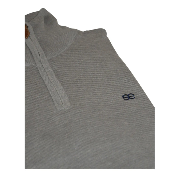 Jersey gris Kilagi de EE Exclusive con cuello medio y cremallera, detalle del logo bordado.