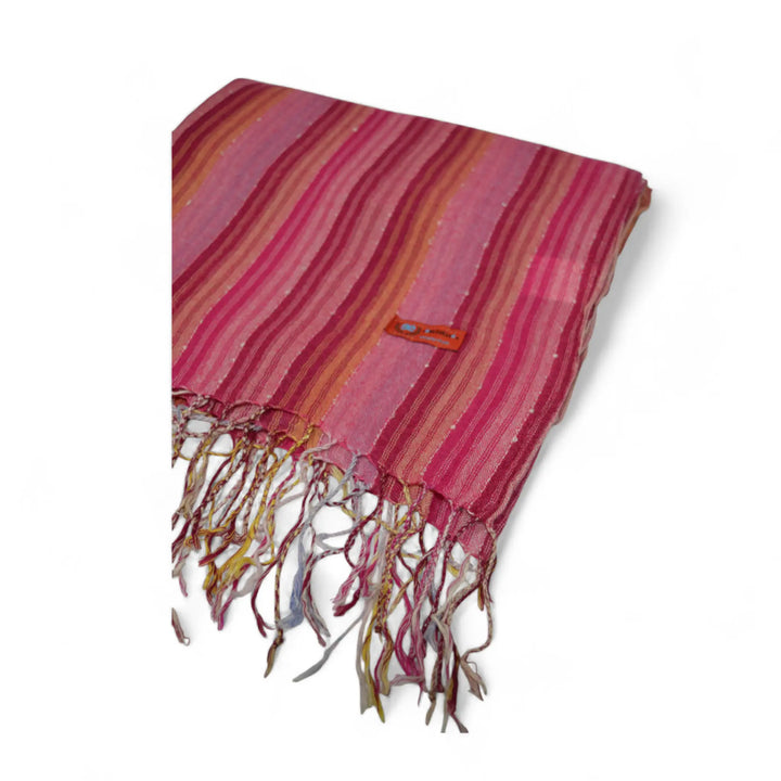Detalle del tejido y flecos de la bufanda Malpica rosa de algodón EE Exclusive