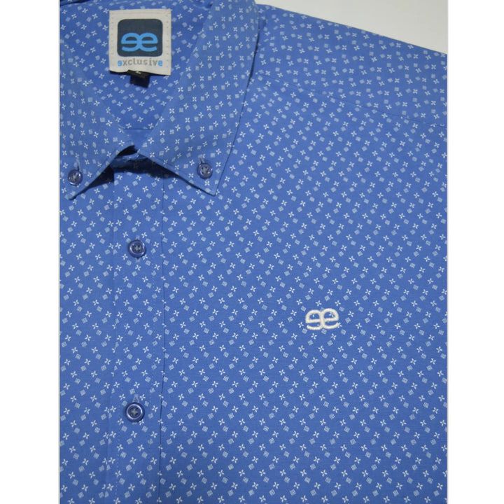 Detalle de camisa azul estampada para hombre con cuello clásico y logo bordado EE Exclusive