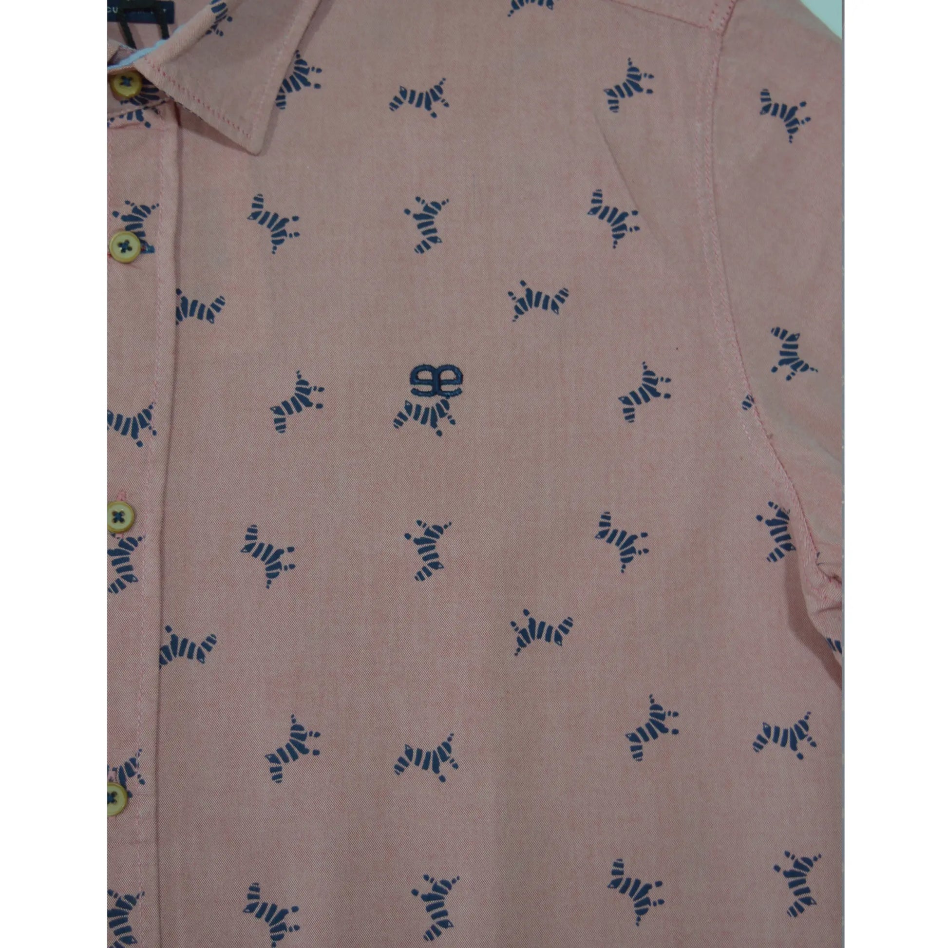 Detalle del estampado de cebras y logo bordado en camisa Kepler rosa 100% algodón