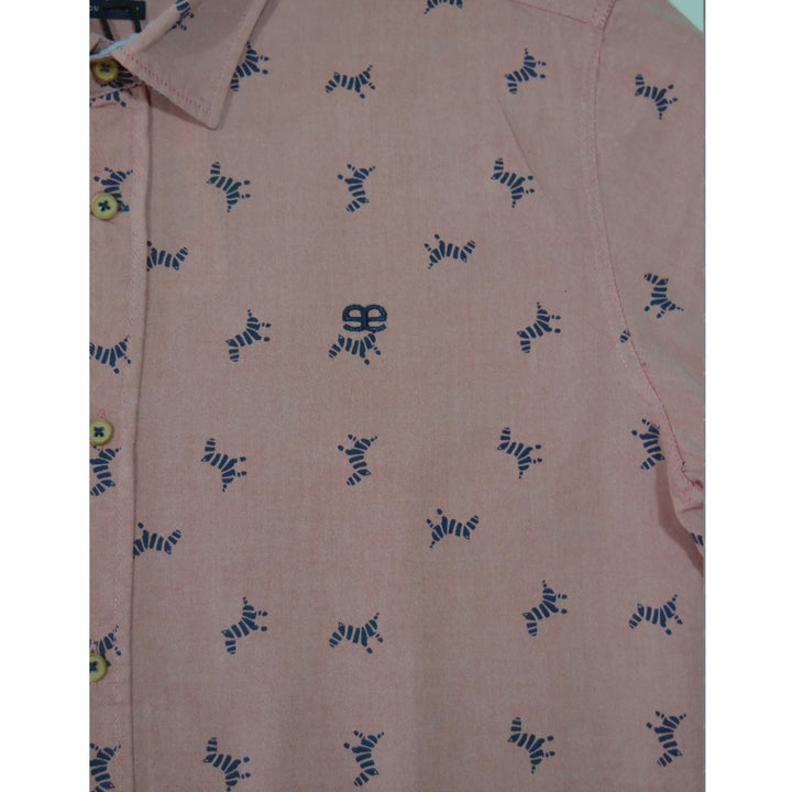 Detalle del estampado de cebras y logo bordado en camisa Kepler rosa 100% algodón
